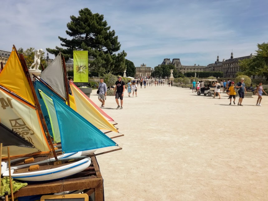 The Tuileries Gardens which separate the Louvre from the Place de la Concorde take their name from the tile factories which previously stood on the site where Queen Catherine de Medici built the Palais des Tuileries in 1564. During the Commune, in May 1871, the Palace was burned down by about thirty federated men under the orders of a butcher boy named Benot. The Tuileries will burn for three days, so that only the blackened stones of the building will remain. Today in the summer, it is a pleasant place for walking and for culture. Maillol statues stand alongside those of Rodin or Giacometti and the gardens’ two ponds are perfect places to relax by (Photo FC)